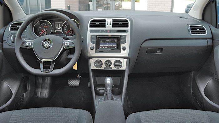 Επηρεασμένο από το Golf, το εσωτερικό του VW Polo δείχνει σαφώς πιο μοντέρνο από αυτό του προ-ανανέωσης μοντέλου.